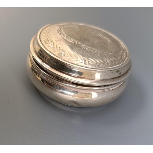 253 - A silver pill box and cover, with engraved decoration, Birmingham 1984, 4.5 cm diameter