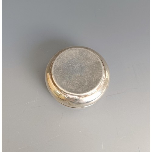 253 - A silver pill box and cover, with engraved decoration, Birmingham 1984, 4.5 cm diameter