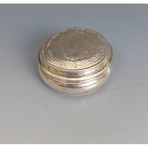 253 - A silver pill box and cover, with engraved decoration, Birmingham 1984, 4.5 cm diameter