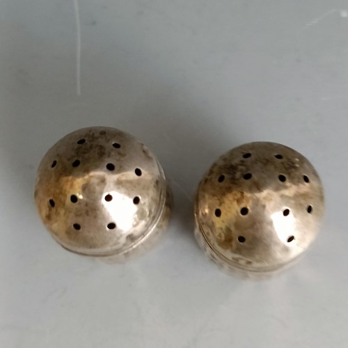 260 - A pair of sterling silver pepperettes, with hammered decoration, 3.5 cm high