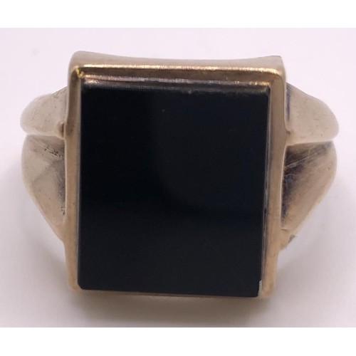 506 - A 9ct gold and onyx signet ring, ring size P