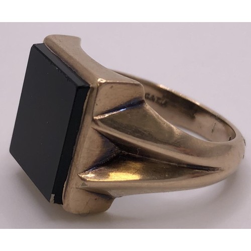 506 - A 9ct gold and onyx signet ring, ring size P