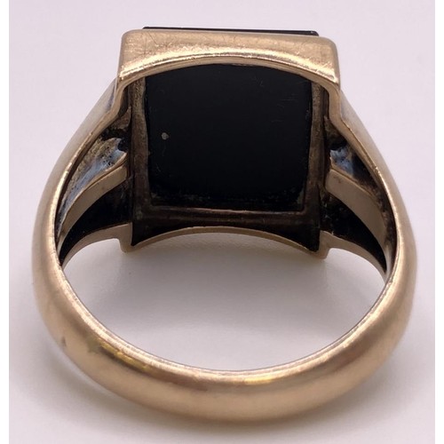 506 - A 9ct gold and onyx signet ring, ring size P