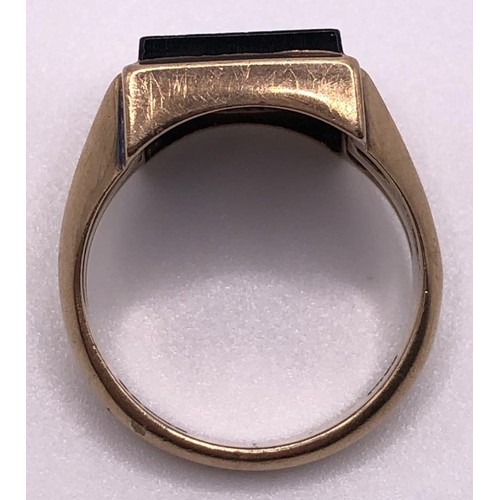 506 - A 9ct gold and onyx signet ring, ring size P