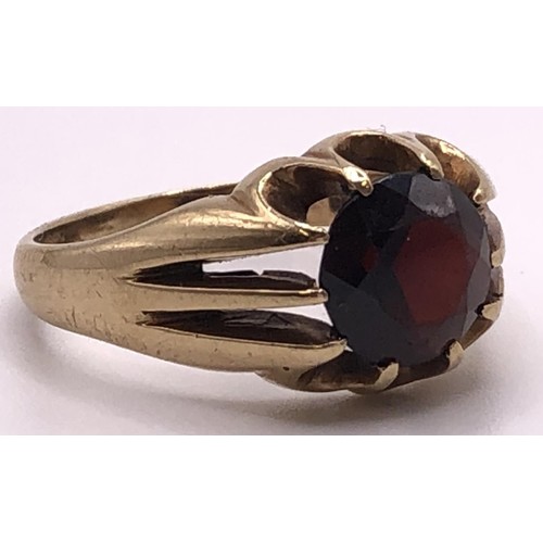 512 - A 9ct gold and garnet ring, ring size Q