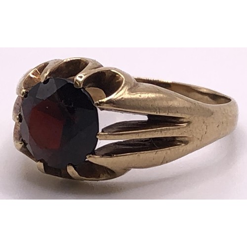 512 - A 9ct gold and garnet ring, ring size Q