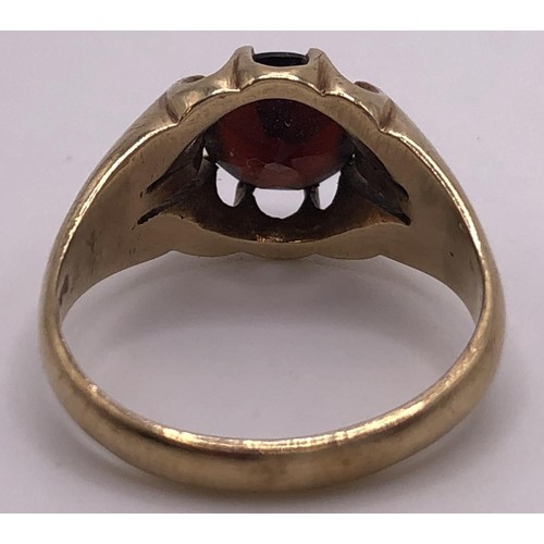 512 - A 9ct gold and garnet ring, ring size Q