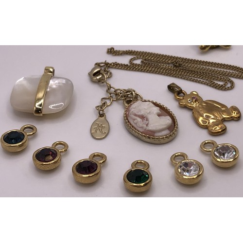 524 - A mother of pearl and yellow metal pendant, and assorted jewellery