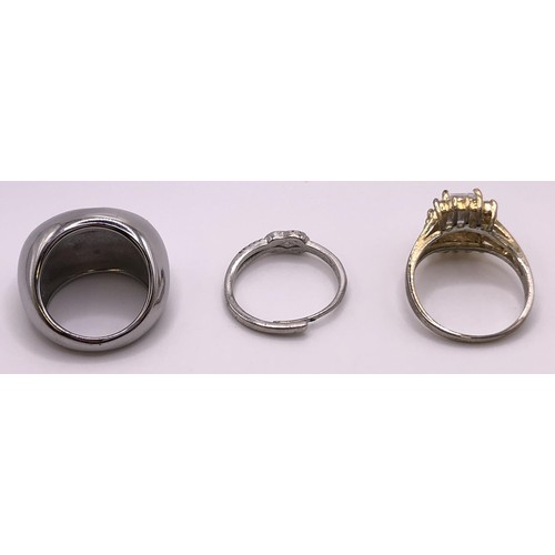 532 - A dress ring, set with an emerald cut white stone, ring size Q, and assorted other dress rings (5)