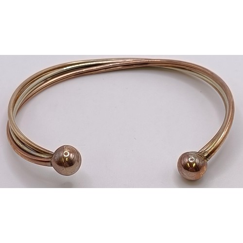 551 - A 9ct gold bangle, 5.1 g, and other jewellery (7)