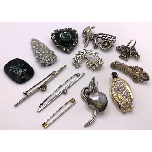 572 - An Art Deco style brooch, and other brooches (12)