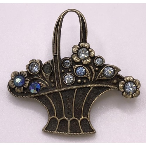 572 - An Art Deco style brooch, and other brooches (12)