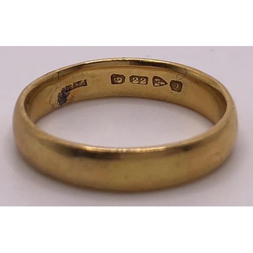 575 - A 22ct gold wedding band, ring size R, 6.2 g