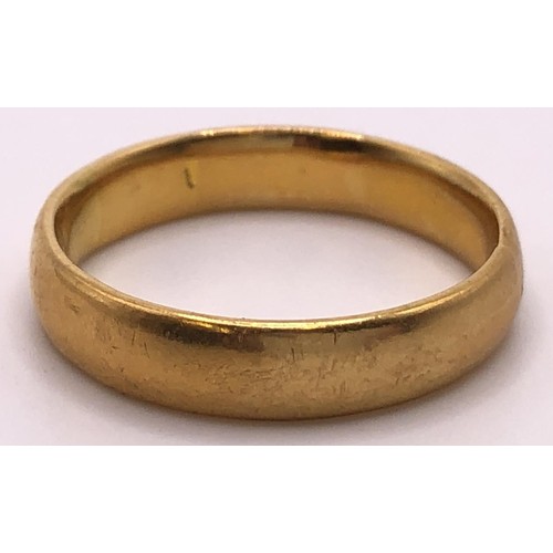 575 - A 22ct gold wedding band, ring size R, 6.2 g