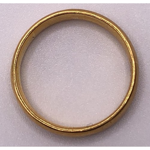 575 - A 22ct gold wedding band, ring size R, 6.2 g