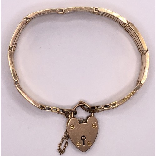 583 - A 15ct gold bracelet, with a heart shaped padlock clasp, 29.1 g