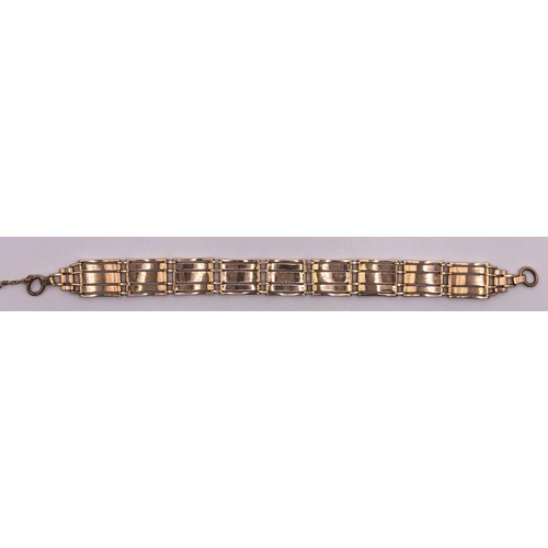 583 - A 15ct gold bracelet, with a heart shaped padlock clasp, 29.1 g