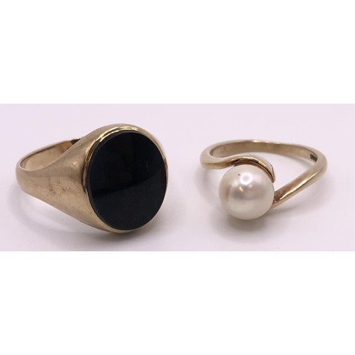 622 - A 9ct gold and onyx signet ring, ring size U, and a 9ct gold and cultured pearl ring, ring size J (2... 