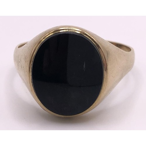 622 - A 9ct gold and onyx signet ring, ring size U, and a 9ct gold and cultured pearl ring, ring size J (2... 