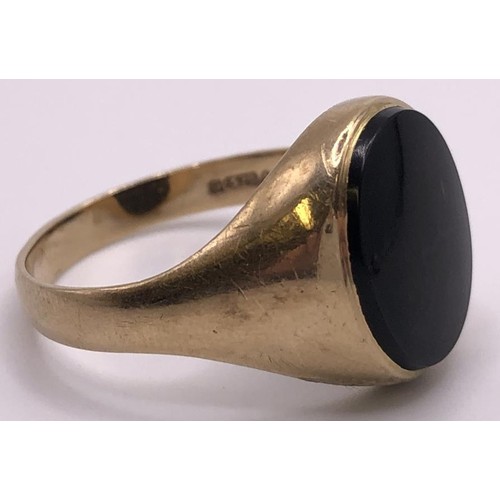 622 - A 9ct gold and onyx signet ring, ring size U, and a 9ct gold and cultured pearl ring, ring size J (2... 