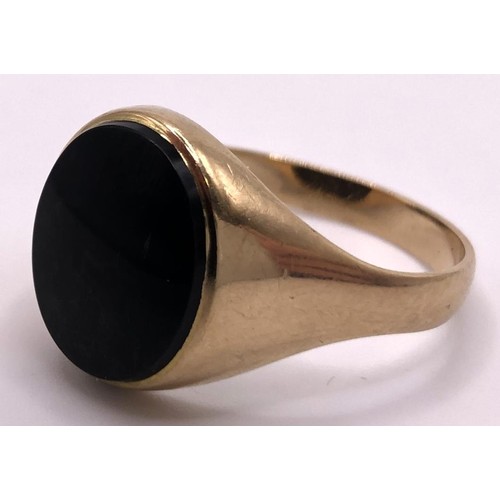 622 - A 9ct gold and onyx signet ring, ring size U, and a 9ct gold and cultured pearl ring, ring size J (2... 