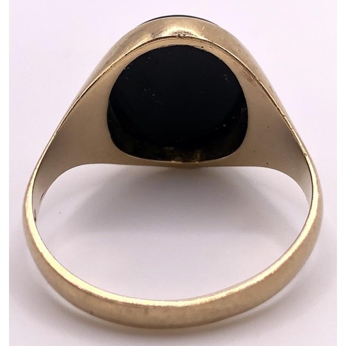 622 - A 9ct gold and onyx signet ring, ring size U, and a 9ct gold and cultured pearl ring, ring size J (2... 