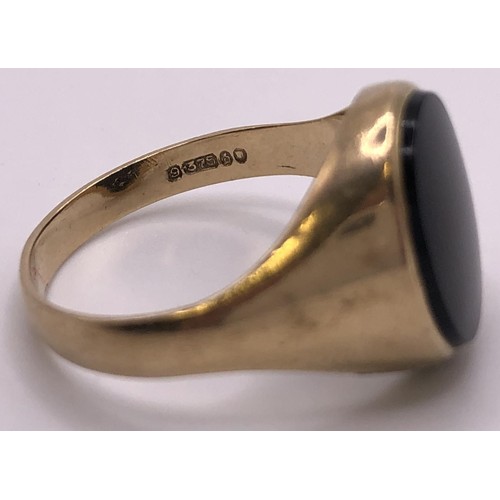 622 - A 9ct gold and onyx signet ring, ring size U, and a 9ct gold and cultured pearl ring, ring size J (2... 