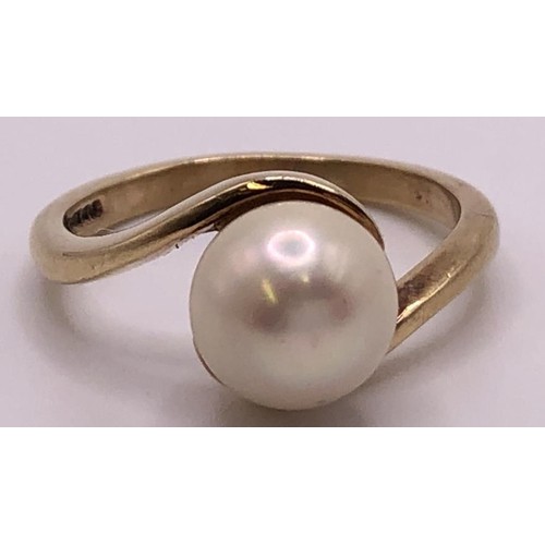 622 - A 9ct gold and onyx signet ring, ring size U, and a 9ct gold and cultured pearl ring, ring size J (2... 