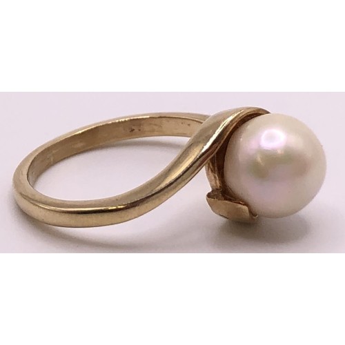 622 - A 9ct gold and onyx signet ring, ring size U, and a 9ct gold and cultured pearl ring, ring size J (2... 