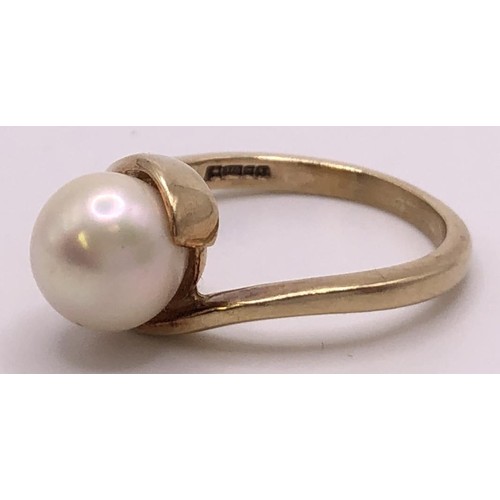 622 - A 9ct gold and onyx signet ring, ring size U, and a 9ct gold and cultured pearl ring, ring size J (2... 