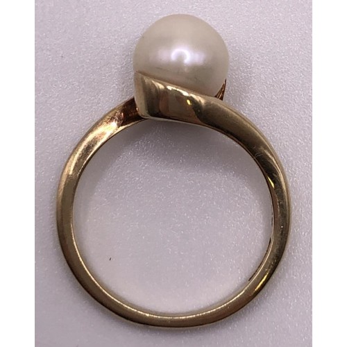 622 - A 9ct gold and onyx signet ring, ring size U, and a 9ct gold and cultured pearl ring, ring size J (2... 