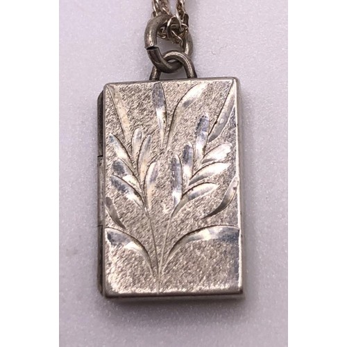 634 - A silver pendant on a chain, and other silver jewellery (4)