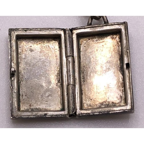 634 - A silver pendant on a chain, and other silver jewellery (4)