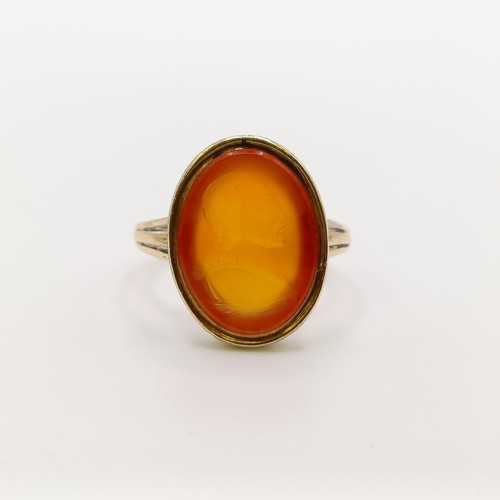 642 - An 18ct gold and carved carnelian ring, decorated a portrait, ring size G