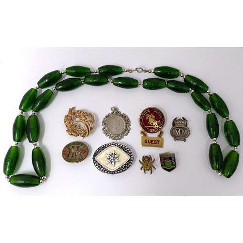 709 - An Art Deco style green bead necklace and assorted costume jewellery