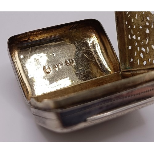 292 - A George III silver vinaigrette, with engraved decoration, 3 cm wide