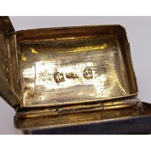 292 - A George III silver vinaigrette, with engraved decoration, 3 cm wide