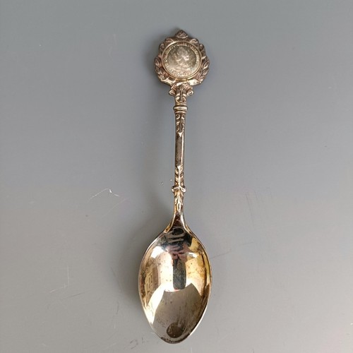 294 - An Elizabeth II Silver Jubilee commemorative spoon, Birmingham 1977, cased