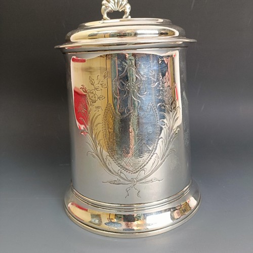 303 - A late 18th century silver tankard, engraved an armorial and foliage, with a flat top, London 1772, ... 