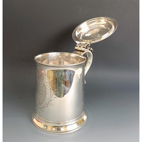 303 - A late 18th century silver tankard, engraved an armorial and foliage, with a flat top, London 1772, ... 