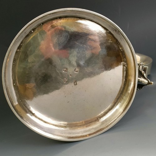 303 - A late 18th century silver tankard, engraved an armorial and foliage, with a flat top, London 1772, ... 