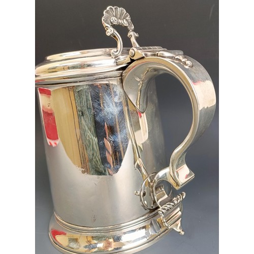 303 - A late 18th century silver tankard, engraved an armorial and foliage, with a flat top, London 1772, ... 