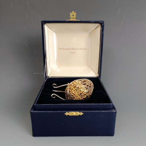 304 - A St James's House Collection silver and silver gilt novelty egg, on a stand, 2.1 ozt, 8.5 cm high, ... 