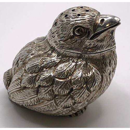 143 - A silver pepperette, in the form of a chick, London 1902, 0.9 ozt, 3.5 cm high