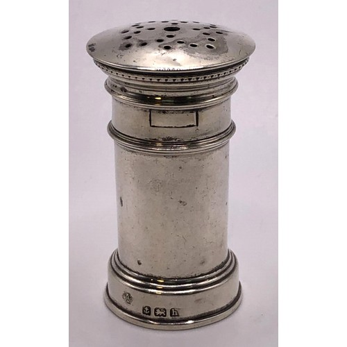 159 - An Edwardian silver pepperette, in the form of a postbox, London 1907, 5.5 cm high