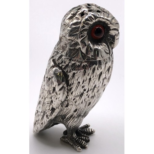 141 - A Victorian silver pepperette, in the form of an owl, London 1867, 0.9 ozt, 6 cm high