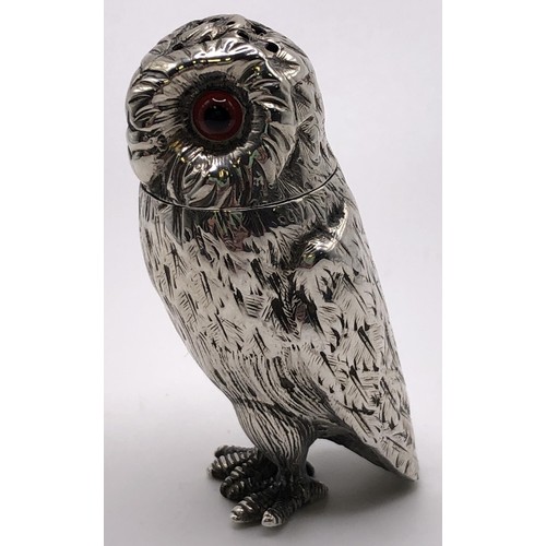 141 - A Victorian silver pepperette, in the form of an owl, London 1867, 0.9 ozt, 6 cm high