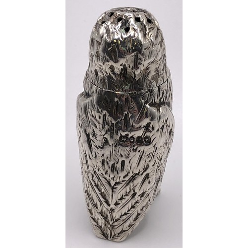 141 - A Victorian silver pepperette, in the form of an owl, London 1867, 0.9 ozt, 6 cm high