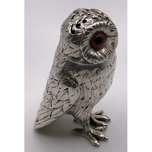 140 - A Victorian silver pepperette, in the form of an owl, London 1897, 1.4 ozt, 7 cm high