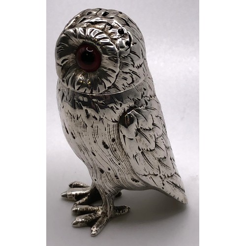 140 - A Victorian silver pepperette, in the form of an owl, London 1897, 1.4 ozt, 7 cm high